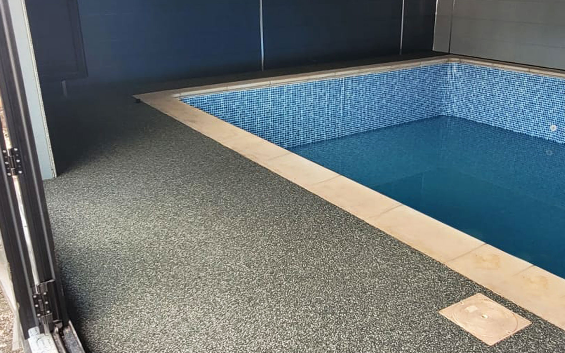 resin-surfacing-around-pool-bristol-cardiff